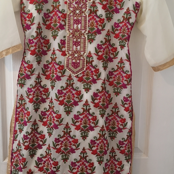 Indian Suit - Picture 2 of 10